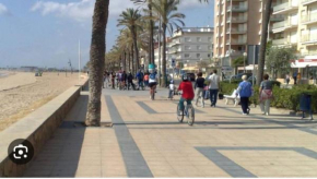 apartamento cerca playa ,estación tren y garaje gratis en finca